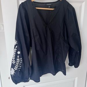 Banana republic black v neck shirt with white embroidery